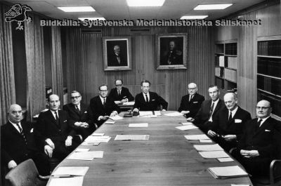 Lasarettsdirektionen år 1968.
Från vänster: lantbrukaren Bernhard Radby, landstingsmannen Karl Landgren, intendenten Bengt Lundquist, lasarettsdirektören Arne Johansson; förste sjukhusassistenten Per-Börje Jönsson, landshövdingen Gösta Netzén, landstingsmannen Nils A. Svensson, professorn Olle Olsson, chefsläkare, professorn Gunnar Wiberg, telearbetaren Oskar Levin.
Hagblom-Foto, Lund. Se också bildfil 100914-01. 
Bilden är publicerad på sid 266 i Flaum (1968), med mer detaljerad bildtext.
Nyckelord: Kapsel 03;Regionarkivet;Hagblom;Flaum,Bernhard;Radby;Landstingsman;Karl;Landgren;Intendent;Bengt;Lundquist;Lasarettsdirektör;Arne;Johansson;Per-Börje;Jönsson;Landshövding;Gösta;Netzén;Nils;Svensson;Olle;Olsson;Gunnar;Wiberg;Oskar;Levin