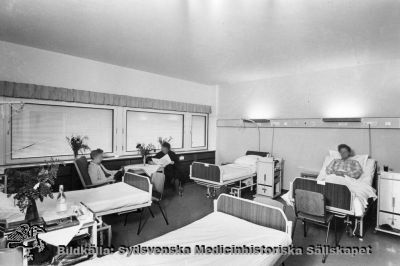 Fyrbäddsrum på det nya centralblocket på Lasarettet i Lund 1968
Påskrift: "Centralbyggnaden: Fyrasängsrum på en invärtsmedicinsk vårdavdelning. I panelen under taket över sängarna finns uttag för sug- och tryckluft, syrgas, ekg-ledning, m.m. Hagblom-Foto, Lund. Årtal ej angivet, men är rimligen 1968 eller ett fåtal år senare.
Nyckelord: Kapsel 03;Regionarkivet;Lasarettet;Lund;Centralblocket;Blocket;Sjuksal;Fyrbäddsrum;Invärtes;Medicin;Hagblom;