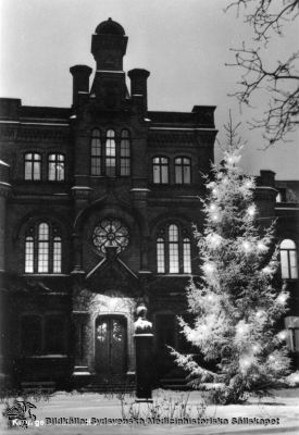 Gamla kirurgiska kliniken i Lund c:a 1960, huvudingången, östfasaden mot Sandgatan
Postkort med tryckt text på baksidan: "God Helg tillönskas av ... ". Hagblom-Foto, Lund. - Las.-området söder Serviceenheten övrigt. Foto före 1968, då kirurgiska kliniken flyttade till norra lasarettsområdet.
Nyckelord: Kapsel 03;Regionarkivet;Lasarett;Lund;Kirurgisk;Klinik;Sandgatan;Vinter;Hagblom