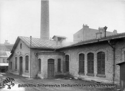 Ångpannehus med elektricitetsverk: Nybyggt 1905
Påskrift: "LL:s område söder. Serviceenheter. Foto 1906 (Troligen Lina Jonns Eftr.; Per Bagge). 
Nyckelord: Kapsel 03;Regionarkivet;Lasarettet;Lund;Ångpannehus;1905;Bagge;Jonn;Lina;Per