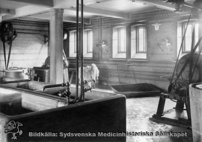 Tvätt och sköljmaskin m.m. i tvätt- och verkstadsbyggnaden på södra området, 1906
Påskrift: "Gaml.Las. Serviceenheter, tvätt. Södra området. Foto Lina Jonns Eftr. 1906 (Per Bagge). Fotografi monterat på pappskiva.
Nyckelord: Kapsel 03;Regionarkivet;Lasarettet;Lund;Tvätt;Tvätteri;Tvättmaskin;Sköljmaskin;Bassäng;Lina;Jonn;Per;Bagge;1906