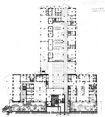 Centralkök och personalmatsal byggd i två etapper 1960-1963
Påskrift: "Serviceenheter kök 1960-94. Centralköket på norra området 1960-63. Bottenvåning. Upptill i mitten huvudköket, till höger och vänster därom olika beredningslokaler och förråd. Nere till vänster bl.a. bageriet, jäsrum, mölkförrådet: nere till höger bl.a. personalkök, kallskänk, mjölkkyl mm: Foto i Lasarettsarkivet (M) sid. 189". - Sidangivelsen refererar inte till Flaum (1968).
Nyckelord: Kapsel 03;Regionarkivet;Lasarettet;Lund;Kök;Arkitektritning;Ritning