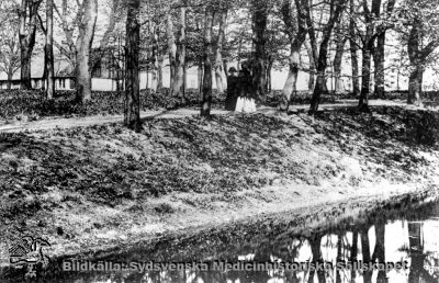 Lund: Helgonabacken från sydost
Reprofoto av vykort med textremsa nederst: "Helgonabacken i Lund 1917. 
Det bör vara Helgonagården i bakgrunden, och den låg ungefär på nuvarande reumatologiska klinikens plats.
Nyckelord: Kapsel 03;Regionarkivet;Lund;Helgonabacken;Reumatologisk;Klinik