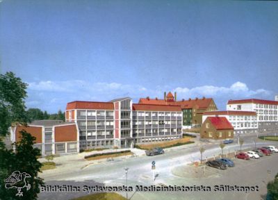 1960 års adminstrationsbyggnad vid Lasarettet i Lund
Administrationsbyggnaden (färdig 1960) och en del av AB-blocket (färdigt 1959). Tryckt vykort, troligast från 1960-talet och i varje fall före 3/9 1967 då högertrafik infördes.
Nyckelord: Kapsel 03;Regionarkivet;Lasarettet;Lund;Administration;AB-blocket;Vykort;1960-talet