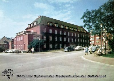 Öronkliniken i Lund, andra halvan på 1900-talet
Öronkliniken, Lasarettet i Lund. Tryckt vykort med foto rimligen från 1960-talet före högertrafikens införande 3/9 1967.
Nyckelord: Kapsel 03;Regionarkivet;Lasarettet;Lund;Öronklinik
