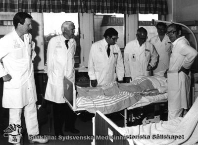 Efterutbildningskurs på kirurgiska kliniken i Lund 1979
Foto från en efterutbildningskurs i kirurgi 1979 på lasarettet i Lund. Från vänster Per-Ebbe Jönsson, Philip Sandblom, Richard B. Welbourn (gästföreläsare), Göran Göransson, Per Pihlblad och Larsolof Hafström. Publicerad på sid 79 i Bengmark 1983.
Nyckelord: Per-Ebbe; Jönsson; Philip; Sandblom; Richard; Welbourn; Gästföreläsare;Göran;Göransson;Per;Pihlblad;Larsolof;Hafström;Kapsel 04;Undervisning;Kirurgi;Efterutbildning;Lund;Lasarett