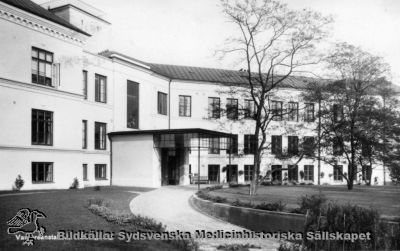 Vanföreanstalten i Helsingborg
Fotografi, omonterat, vykortsliknande fast utan tryck. Påskrift: "Sjukhem. Vanföreanstalten, Helsingborg". Foto på 1900-talet.
Nyckelord: Kapsel 04;Sjukhem;Vanföreanstalten;Helsingborg;Vykort