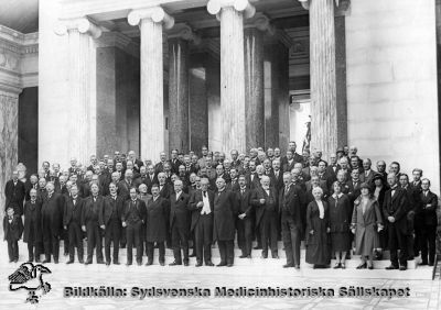 Lundaprofessorers besök i Köpenhamn
Foto i Carlsberg Glyptotek. Torsten Thunberg (död 1952) som nr 5 fr vänster i första raden, med mustasch. Fritz Ask (professors titel 1921, död 1934)  strax till höger om honom och snett bakom, i helskägg och skallig. Foto alltså mellan 1921 och 1934, monterat på kartong. Påskrift: "Universitetet. Läkarsammankomster mm."
Nyckelord: Kapsel 04;Foto;Monterat;Carlsberg;Glyptotek;Läkare;Möte;Lund;Universitet;Professorer;Köpenhamn;Lundaprofessorer;Torsten;Thunberg;Fritz;Ask