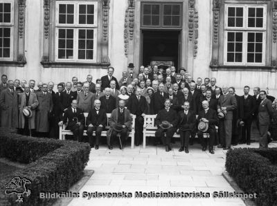 Konferensfoto från före 1919
Foto monterat på kartong. Påskrift: "Universitetet. Läkarsammankomster mm.". - Troligen professor Carl M Fürst (1854-1935, pensionerad 1919) sittande ytterst till höger på bänkarna, med ljus hatt i handen.
Nyckelord: Lund;Läkare;Möte;Carl;Magnus;Fürst;Foto;Monterat;Kapsel 04;Carl;Fürst