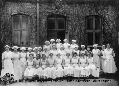 Övrig sjukhuspersonal i Lund
Påskrift: "Personal Lunds lasarett: Övrig sjukhuspersonal." Omonterat fotografi, rimligen från första halvan på 1900-talet.
Nyckelord: Kapsel 04;Foto;Omonterat;Personal;Lund;Lasarett;Ekonomi