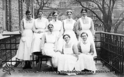 Sköterskor och biträden på lasarettet i Lund
Fotografi, med baksidan tryckt som ett vykort. Präglad stämpel i nedre högra hörnet: Alfred Hagblom foto, Lund.
- Sköterskor och biträden, rimligen någon gång under första halvan av 1900-talet.
Nyckelord: Kapsel 04;Personal;Lund;Lasarett;Foto;Vykort;Sköterskor;Biträden;Haglund