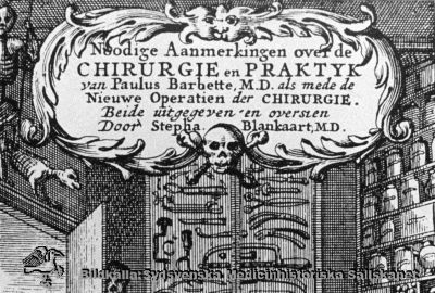 Detalj, titelsidan till "Noodige Aanmerkingen over de CHIRURGIE en PRAKTYK" av Paulus Barbette, M.D.
Reprofoto monterat på pappskiva. 
Nyckelord: Kapsel 09;Kirurgi;Bok;titelsida;Paulus;Barbette;Reprofoto