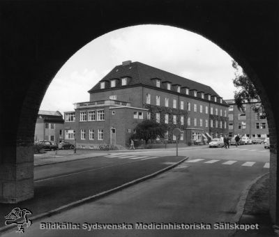 Öronkliniken i Lund efter om- och tillbyggnad 1951 och 1960
Längst till vänster ses den nya laboratoriebyggnaden. Foto i lasarettsarkivet. Originalfoto, monterat. Bilden är publicerad i Flaum 1968 sid 258. 
Nyckelord: Lasarettet;Lund;Öron;Öronklinik;Flaum;1968