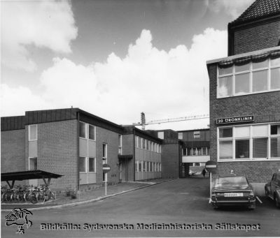 Öronkliniken i Lund på 1960-talet
Foto från söder. Ingen indexgrundande märkning.
Bilden ligger emellertid tillsammans med andra bilder avsedda att publiceras i Flaum 1968, men är inte publicerad där. Foto, monterat. 
Nyckelord: Kapsel 17;ron;ronklinik;Flaum;Lasarettet;Lund
