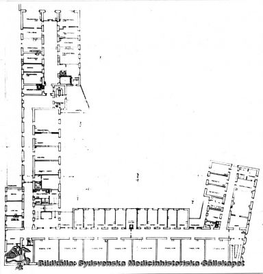 Plan av kvinnoklinikens andra våning efter om- och tillbyggnaden 1952-55
Sjukrummen ligger utåt och bilokalerna inåt gården, vilket möjliggjordes genom tillbyggnad inåt gården, så att korridoren blivit en centralkorridor. Reprofoto.
Nyckelord: Kapsel 17;Lasarettet;Lund;Kvinnokliniken;Ritning;Arkitekt;Reprofoto;Våning;Tillbyggnad