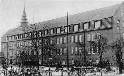 Kvinnokliniken Lasarettet, Lund, byggd 1918
Tryckt bild (vykort), monterat. Allhelgonakyrkans torn renoveras i bakgrunden.
Foto rimligen från första halvan på 1900-talet. I samma kapsel 17 som bilder pubicerade i Flaum 1968.
Nyckelord: Kapsel 17;Lasarettet;Lund;Kvinnokliniken;Allhelgona;Kyrka