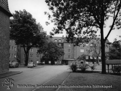 Kvinnokliniken sedd från öster, efter om och tillbyggnaden 1952-55. 
Foto, monterat. Publicerat på sid. 211 i Flaum 1968.
Nyckelord: Kapsel 17;Lasarettet;Lund;Kvinnokliniken