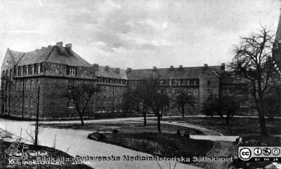 Kvinnokliniken vid Lasarettet i Lund, från nordost
Allhelgonakyrkan i bildens högra kant. Efter reprofoto av tryckt förlaga (ett vykort).  I samma kapsel 17 som bilder pubicerade i Flaum 1968. Foto rimligen under 1900-talets första halva.
Nyckelord: Kapsel 17;Lasarettet;Lund;Kvinnokliniken;Allhelgona;Kyrka