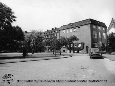 Kvinnokliniken vid Lasarettet i Lund, sedd från nordost, efter om och tillbyggnaden 1952-55. 
Foto, monterat. Allhelgonakyrkan anas i bildens högra kant.
Nyckelord: Kapsel 17;Lasarettet;Lund;Kvinnokliniken;Allhelgona;Kyrka