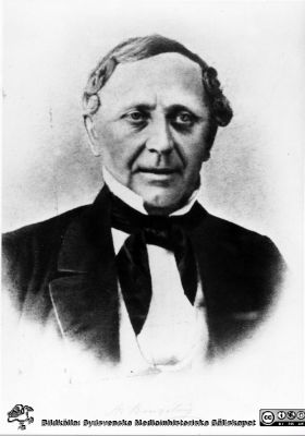 Arvid Sture Bruzelius (1799-1865)
Direktör för kliniska institutet 1844-1865. Oljemålning efter foto av okänd konstnär. Kvinnokliniken. Samma person men annan bild publicerad i Flaum 1968, sid. 136. Reprofoto, monterat
Nyckelord: Kapsel 17;Porträtt;Professor;Lund;Universitet;Lasarett