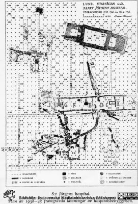 Plan över utgrävningarna av gamla S:T Jörgens hospital 1938-45. Efter R. Blomqvist, "Lunds historia. Medeltiden" (1951). Publicerad på sid.16 i Flaum 1968. 	Reprofoto av tryckt bild, monterat
Nyckelord: Kapsel 17;Jörgen;Hospital;Karta;Spetälska