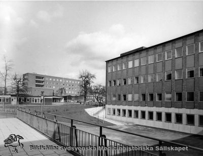 Nya infektionsklinikens fasad mot väster (till höger i bilden)
I fonden barnkliniken samt framför den och till vänster lasarettets barndaghem "Röda stugan" med 70 ordinarie platser, uppfört och utrustat av landstinget, drivet av Lunds stad. Ett av lasarettet drivet barndaghem var 1968 också tillfälligt inrymt i reumatologiska kliniken. Foto i Lasarettsarkivet. Publicerad i Flaum 1968, sid.253. Originalfoto. Monterat
Nyckelord: Kapsel 18;Infektion;Daghem;Barndaghem;Fasad;Klinik;Lund;Lasarett