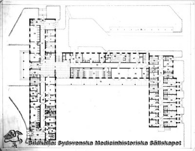 Första våningsplanet på barnsjukhuset av år 1951
Till höger isoleringsavdelningen, i mitten lokaler för undersökning, ljusbehandling, utrymmen för personal, dagrum m.m. samt till vänster lokaler för överläkare och underläkare, och undersökningsrum, röntgenundersökning och laboratorier m.m. Publicerad i Flaum 1968, sid. 250. Reprofoto av en tryckt bild. Monterat
Nyckelord: Kapsel 18;Lund;Lasarett;Område;Lasarettsområde;Norra;Planritning;Arkiktektritning