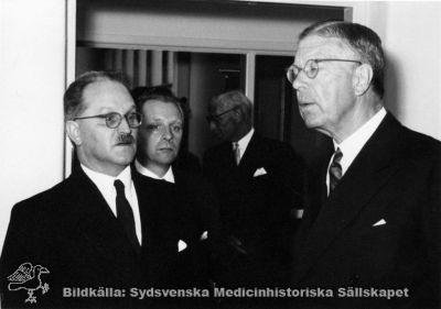 Barnkliniken i Lund invigs 1951 av H.M. Konungen
Professor Sture Siwe (1897-1966) vid det nya barnsjukhusets invigning 1951 i närvaro av konungen (till höger i bilden). Originalfoto. Monterat
Nyckelord: Kapsel 18;Barnsjukhus;Lasarett;Lund;Norra;Område