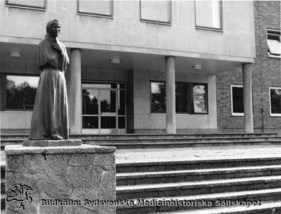 Ingången till nya barnkliniken från år 1951
Originalfoto, senast 1968. Monterat
Nyckelord: Kapsel 18;Lasarett;Område;Lasarettsområde;Norra;Barnsjukhus