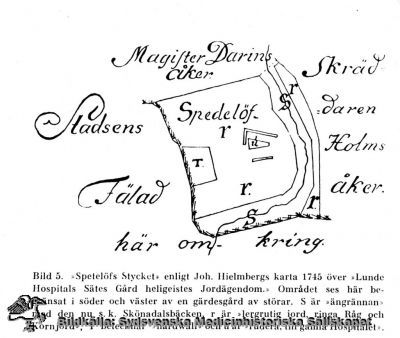 "Spetelöfs Stycket" 
Bild 5. "Spetelöfs Stycket" enligt Joh. Hielmbergs karta 1745 över Lunde Hospitals Sätes Gård heligeistes Jordegendom." Området ses här begränsat i söder och väster av en gärdesgård av störar. S är "ängrännan" med den nu s. k. Skönadalsbäcken, r är "lergrutig jord, ringa Råg och Kornjord", T betäcknar "hårdwall" och u är "rudera, till gamla Hospitalet". Reprofoto av en tryckt bild. Monterat
Nyckelord: Kapsel 18;Karta;Planritning;Helgeand;Helgeandsgården