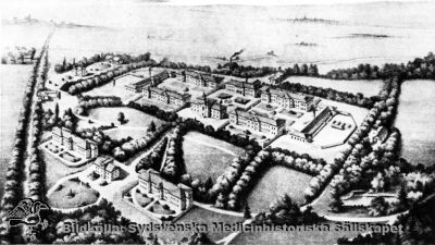 Lunds Hospital 1881
Från kapsel 18. Bildtext: Bild 24. Fågelperspektiv av Lunds hospital (1881). Man ser här portarna och planket, som inneslöt centralgården, likaså synes isoleringsgårdarna å kvinns C. 
Reprofoto av en tryckt bild. Monterat
Nyckelord: Kapsel 18;Lund;St Lars;Psykiatri;Psykiatrisk;Mentalsjukhus
