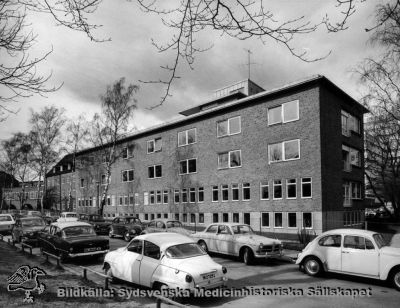 Reumatologiska kliniken efter om- och tillbyggnaden 1954-57
Man ser den nya byggnaden till höger, den gamla byggnaden och förbindelsen med medicinska kliniken med ligghallarna på valvbågar till vänster. Lasarettet i Lund. Originalfoto före 1968. Monterat
Nyckelord: Kapsel 18;Lund;Lasarett;Norra;Område