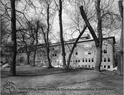 Reumatologiska kliniken efter om- och tillbyggnaden 1954-57
Man ser den nya byggnaden till höger, den gamla byggnaden och förbindelsen med medicinska kliniken med ligghallarna på valvbågar till vänster. Lasarettet i Lund. Publicerad i Flaum 1968, sid. 241. Originalfoto, Monterat
Nyckelord: Kapsel 18;Lund;Lasarett;Norra;Område