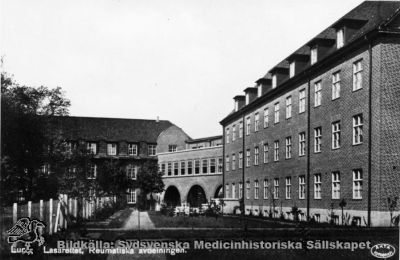 Reumatologiska kliniken i Lund. 
Medicinska kliniken i bakgrunden. Vykort från mitten på 1900-talet, originalfoto. Monterat
Nyckelord: Kapsel 18;Lasarett;Norra;Område