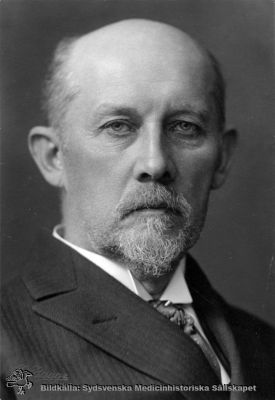 John Forssman (1868-1947). 
Lasarettsdirektionens ordförande 1911-26, sjukhusdirektör 1927-30. Publicerad i Flaum 1968, sid. 244. Originalfoto. Monterat
Nyckelord: Kapsel 18;Lund;Lasarett;Porträtt