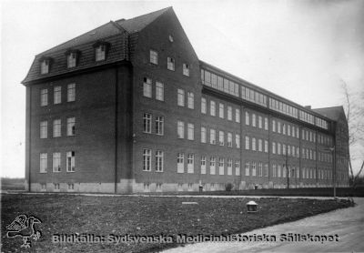 Ortopediska kliniken i Lund nära 1930
Den nybyggda och ännu inte ianspråkstagna ortopediska kliniken sedd från sydväst, nära 1930. De tre fönstren nederst på gaveln tillhör föreläsningssalen och överst på fasaden ser man den glasinklädda terassen. Originalfoto. Monterat
Nyckelord: Kapsel 18;Norra;Området;Lasarettet;Lund