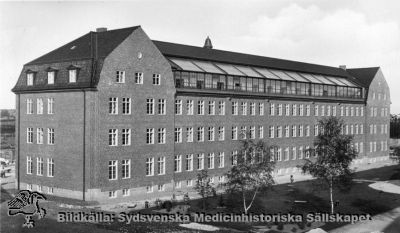 Lasarettet i Lund c:a 1930. Ortopediska kliniken, nybyggd
Den nybyggda och ännu inte ianspråkstagna ortopediska kliniken sedd från sydväst, c:a 1930. De tre fönstren nederst på gaveln tillhör föreläsningssalen och överst på fasaden ser man den glasinklädda terassen. Originalfoto. Monterat.
Nyckelord: Kapsel 18;Ortopedi;Norra;Område;Lasarettet;Lund