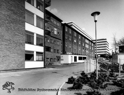 Radiologiska kliniken i Lund (tidigare Jubileumskliniken) efter tillbyggnad av högvoltsavdelningen 1963 - 1965 (närmast kameran)
Omärkt bild. Originalfoto. Monterat. Det stora centralblocket som skymtar i bakgrunden stor färdigt 1968. Foto nära det året.
Nyckelord: Kapsel 18;Lund;Lasarett;Norra;Området