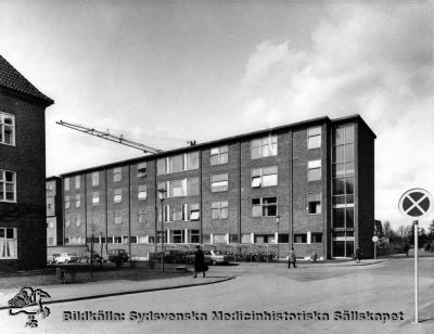 Radiologiska / onkologiska kliniken från sydost
Omärkt bild. Originalfoto. Monterat. Högertrafik gäller, dvs bilden är från efter 1967-09-03. Bilmodellerna kan passa med foto på 19780 - 1980-talen.
Nyckelord: Kapsel 18;Lund;Lasarett;Onkologi;Norra;Området