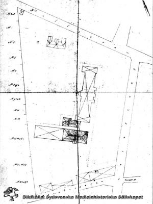 Karta över en del av tomt nr 20 - kallad Paradislyckan uti staden Lund - tillhörig Malmöhus läns lasarett, upprättad år 1876
Man ser från norr barnbördssjukhuset, kirurgiska kliniken, badhuset, ögonkliniken och väster därom medicinska kliniken. I Ögonkliniken ser man streckat infällt det äldsta lasarettet, Stallmästarehuset Kartan är kompletterad år 1884 med det mörkt ifyllda badhuset och ögonkliniken. Byggnadsstyrelsen, Lund. Reprofoto av tryckt bild. Monterat
Nyckelord: Kapsel 18;Lasarett;Karta;Lund;Södra;Lasarettsområde;Område