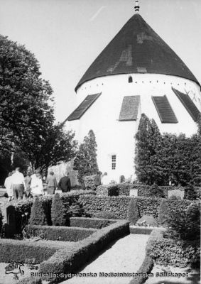 Utflykt med patienter från St Lars till Bornholm 1969.
Från flygresan 1969 till Bornholm med patienter, resan bekostad av mentalsjukvårdens hjälpförening. Originalfoto. Ej monterat. Bornholmsk rundkyrka.
Nyckelord: Kapsel 19;St Lars;Utflykt;Bornholm;Kyrka