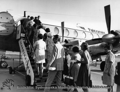 Utflykt med patienter från St Lars till Bornholm 1969.
Flygfärden till Bornholm 12/6-69. Mentalsjukvårdens hjälpförening bekostade resan, 60-tal patienter deltog. På bilden två av reseledarna, överläkarna Marianne Åbjörnsson och socioterapeut Bengt Lundholm. Resan - en 1-dagstur - kostade s:a 9.500:- SKR.
Nyckelord: Kapsel 19;St Lars;Utflykt;Bornholm;Flygplats;Personal;Patienter