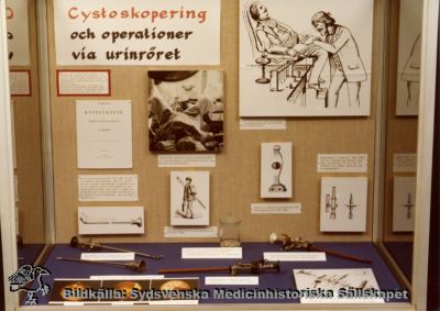 Omärkt bild, Originalfoto, Ej monterat. Utställningsmonter, urologi, rimligen från medicinhistoriska museet på St Lars. Text: Cystoskoperinge och operationer via urinröret
Nyckelord: Kapsel 19;St Lars;Utställning;Monter;Urologi;Museum;Medicinhistoriskt