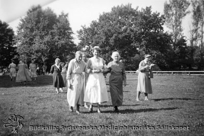 Personal och patienter på promenad i parken på St Lars i Lund
Omärkt bild i kapsel med bilder från St Lars. Originalfoto Ej monterat. Klädstil som i mitten på 1900-talet.
Nyckelord: Kapsel 19;St Lars;Lund;Promenad;Park;Sjukhuspark;Sköterska