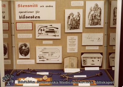 Medicinhistorisk utställning om stensnitt och blåsesten
Omärkt bild, Originalfoto, Ej monterat. Utställningsmonter, urologi, rimligen från medicinhistoriska museet på St Lars. Text: Stensnitt och andra operationer för blåsesten.
Nyckelord: Kapsel 19;St Lars;Utställning;Monter;Urologi;Museum;Medicinhistoriskt