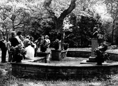 Rimligen utflykt med St Lars-patienter år 1973 till en allmän park med en byst på stenpelare
Påskrift: "5A 1973" Originalfoto Ej monterat. Utflykt 1973 till en park med en byst på stenpelare. 
Nyckelord: Kapsel 19;St Lars;Utflykt;Personal;Patienter