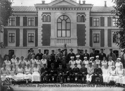 S:t Lars ekonomipersonal 1926?
Medicinhistoriska museet i Lund. Originalfoto.Monterat. Namnförteckning i anslutande bilder, SMHS3806_000_02 - SMHS3806_000_04.
Nyckelord: Kapsel 18;St Lars;Personal;Ekonomi