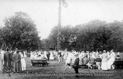 Midsommar på St Lars 1923
Påskrift "Midsommarafton 1923. Tillhör S:T Lars sjukhusmuseum Lund."	Originalfoto Ej monterat. 
"
Nyckelord: Kapsel 19;St Lars;Personal;Fest