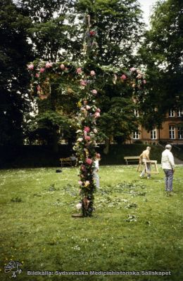 Midsommar på St Lars i slutet på 1900-talet
Omärkt bild. Originalfoto. Ej monterat. Troligen 1980-talet.
Nyckelord: St Lars;Lund;Personal;Fest;Midsommar;Kapsel 19