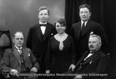 Styrelsen för Statens sinnessjukhus Ekonomip. Förbund (SSEF)
Påskrift: "Styrelsen för Statens sinnessjukhus Ekonomip. Förbund. (SSEF) Avd. 10, LUND. 1932. Albin Olsson, E Håkansson, Ester Selin, B Olofsson, A. Lundén". Originalfoto. Monterat
Nyckelord: Kapsel 19;St Lars;Lund;Personal;Fackförbund